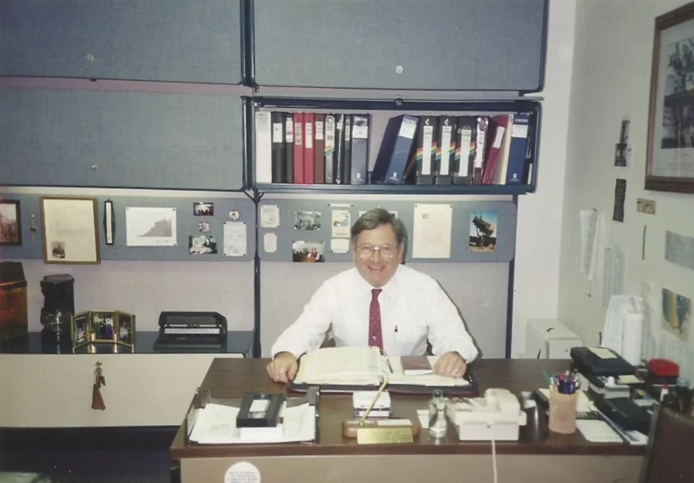 After signing rep. agreement with Tom Girindas, founder president of Temptronics Corporation(now in TEST Corporation) in 1995.